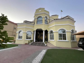 فيلا عائلية مميزة بحوض سباحة ومرافق خاصة